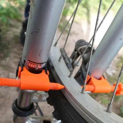 Ferramenta para alinhar rodas de bicicleta