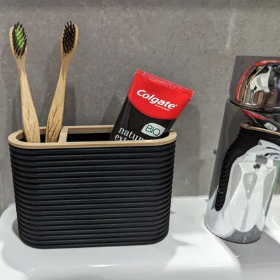 Suporte de escovas e pasta de dentes